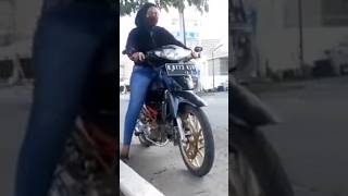 Download lagu Cewek Naik Motor Shogun Sp 125 Keren Dahh... #shortvideo #trendingshorts mp3