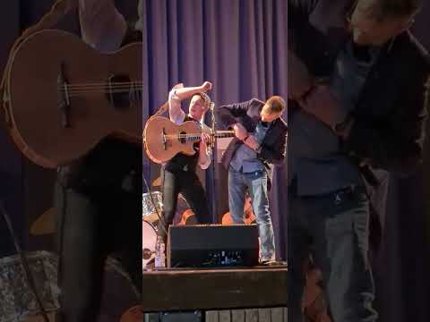 Petteri Sariola ~ How to change a broken string live on stage