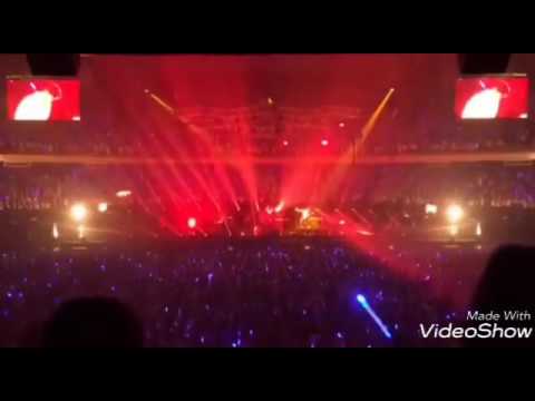 JongHyun CNBLUE playing guitar