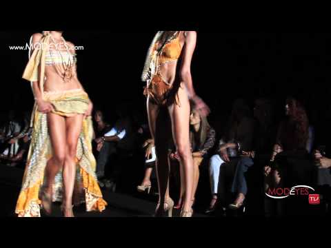 La prima volta di FEDERICA PELLEGRINI. Sfilata Beachwear P/E 2014 (interviews - backstage - runway)