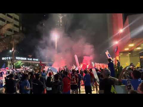"¡Banderazo Azul en Río! La U se toma Brasil!" Barra: Los de Abajo &bull; Club: Universidad de Chile - La U