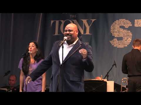 ALADDIN's James Monroe Iglehart Shakes Up 'Friend Like Me' at Stars in the Alley!