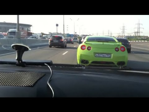 Police chase Nissan GTR through russian traffic