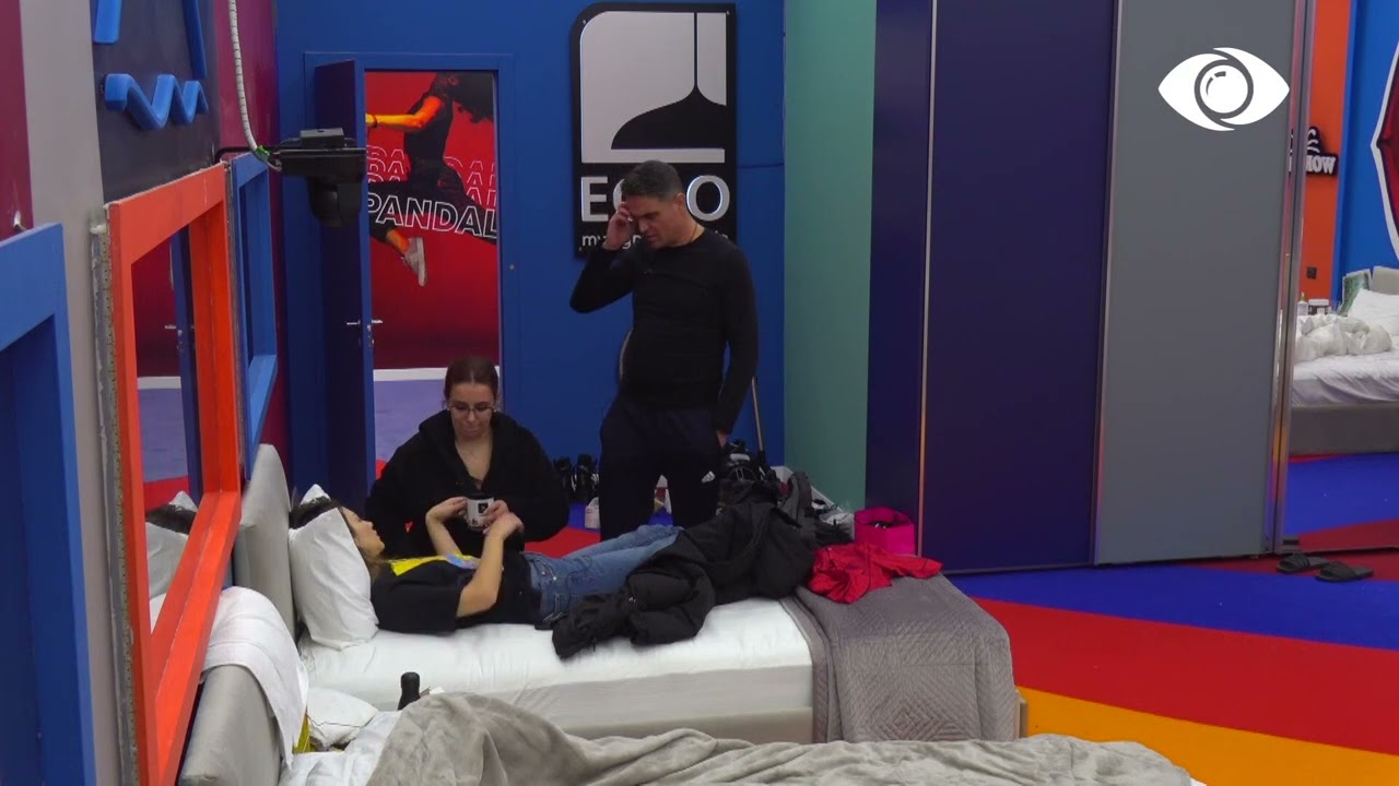 Duhet të hash/Banorët kujdesen për Kiarën