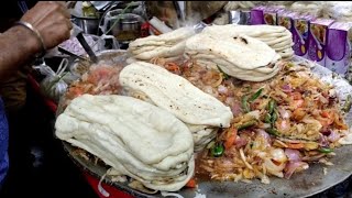 इतना स्वादिष्ट बनाते है कि दुकान खुलने से पहले ही इतनी जादा भीड़ लग जाती है - mayapuri cholay kulche