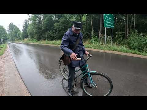 Listonosz w pracy czasy PRL