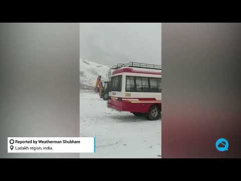 Heavy snowfall in Minamarg and Dras, India