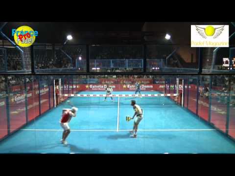 Beau smash de revers de padel