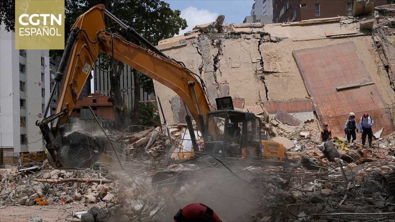 Continúan las labores de rescate tras el sismo en Caracas