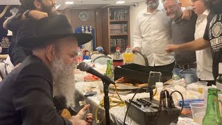 כמה רגעים מתוך התוועדות ח״י אלול באשדוד, ה׳תשפ״ג (הרב יאיר כלב) - התמונה מוצגת ישירות מתוך אתר האינטרנט יוטיוב. זכויות היוצרים בתמונה שייכות ליוצרה. קישור קרדיט למקור התוכן נמצא בתוך דף הסרטון