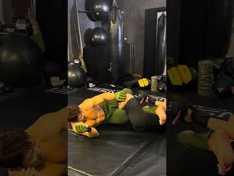 ガードから膝をキメにいく技 #格闘技 #mma #grappling #jiujitu #プロレス #柔術 #関節技 #柔道 #総合格闘技 #筋トレ #workout #fitness #ボクシング