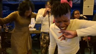 Download lagu Mr wise fan's crying  live on stage mp3