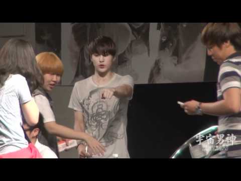 [FANCAM] 110603 Dongwoon's afraid of bugs (again and again) @ Yongsan Fansign