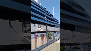 il-megayacht-kaos-a-castellammare-l-ereditiera-di-walmart-sbarca-in-campania