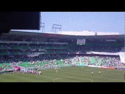 Fc Groningen - Willem II - Opkomst spelers + spandoek Groningen - 1-1 - 19-8-2012