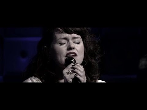 Jennie Lena ontroert met 'Papa, Can You Hear Me?'  - RTL LATE NIGHT