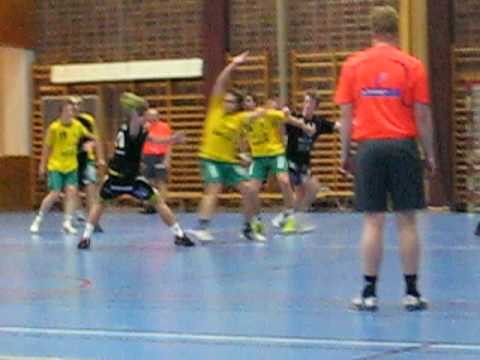 Mini åker på en klassisk hockeyhöfttackling mot HK Björnen