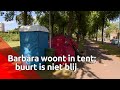 Barbara legt uit waarom ze al dagen in weer en wind op een bankje in het plantsoen zit.