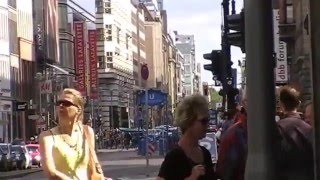 preview picture of video 'Berlin: Gang über die berühmte Friedrichstraße. Walk over the famous Friedrichstrasse'