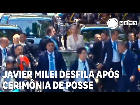 Javier Milei desfila após cerimônia de posse na Argentina