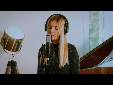 LISA DANN : Elvis Presley - Can't help falling in love