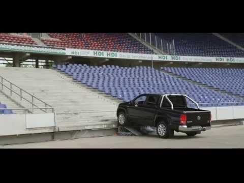 Making-of: Weil er es kann – Hannover 96-Profi fährt im Amarok Stadiontribüne hoch.
