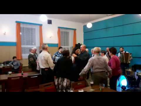 ŠUMAVÁCI - Když mi chlapi vezmou harmoniku a hrají mi sólo k narozeninám