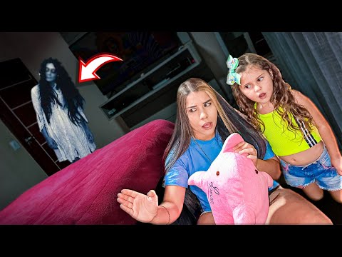 UMA MULHER ESTRANHA APARECEU NO MEU QUARTO DE NOITE!! * assustou minha irmãzinha