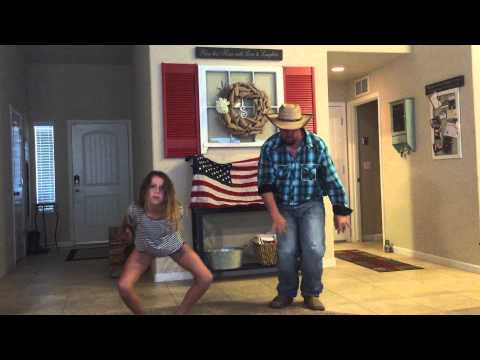 O fetiță s-a apucat să danseze &icirc;n casă, dar c&acirc;nd tatăl ei a apărut s-a &icirc;nt&acirc;mplat ceva de-a dreptul savuros! (VIDEO)