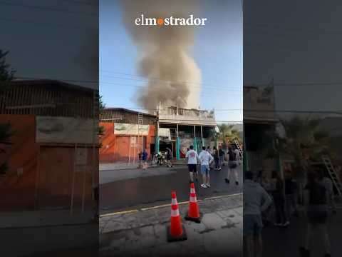 Lo Prado: Bomberos combate incendio estructural que compromete al menos 5 viviendas