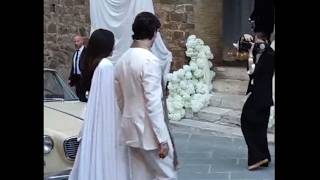L'arrivo di Damiano David e Dove Cameron a Montalcino, dove si sposano