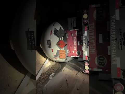 Tombamento de carreta mantém BR-116 interditada entre Dom Corrêa e Santa Bárbara do Leste