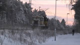 preview picture of video '03012011 1132 Tka8 572 hinaa umpijäistä Tka7 189 / Railway truck Tka8 572 towing Tka7 189'