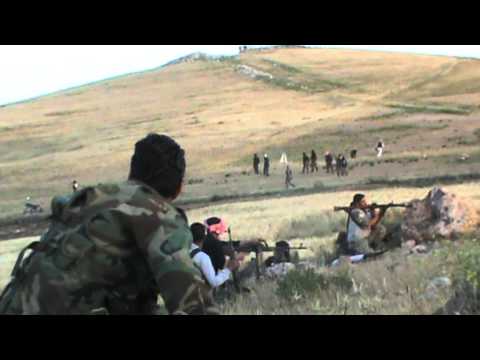 تمركز عناصر كتيبة مروان حديد للتصدي لقوات النظام على طريق الحمرا في ريف حماة