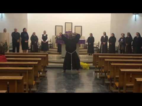 Prete canta e balla Marco Mengoni in Chiesa