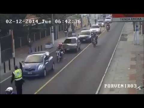 Video muestra como piloto arrolla a un policía de tránsito en Villa Canales