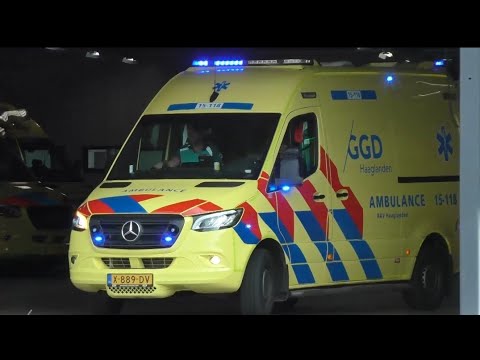 verschillende Ambulance van Post Laak met spoed onderweg in Den Haag