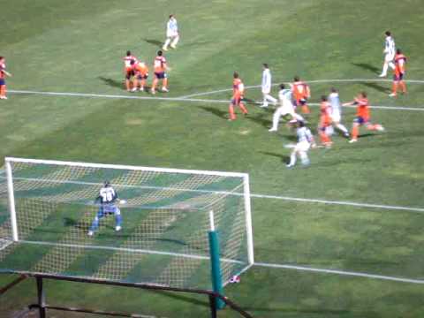 recreativo de huelva - girona ( 02-01-2010 ) tiro de falta acaba en la cara del jugador del girona