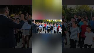 #behindthescenes #choirperformance #concertatthepark#ytshort#rehearsals#mordigordon#conductor#kids (מקהלת פרחי שמיים) - התמונה מוצגת ישירות מתוך אתר האינטרנט יוטיוב. זכויות היוצרים בתמונה שייכות ליוצרה. קישור קרדיט למקור התוכן נמצא בתוך דף הסרטון