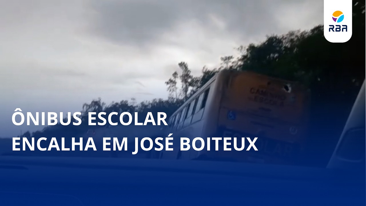 Ônibus escolar encalha em José Boiteux