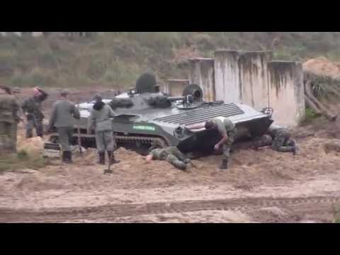 BMP im Sand festgefahren und Bergung mit Bergebalken