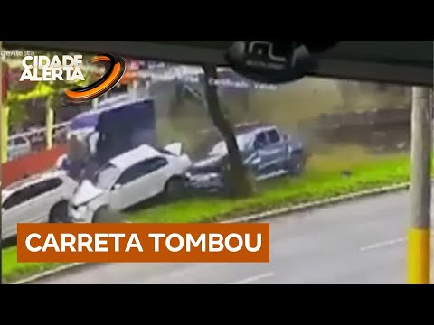 Carreta tomba e atinge nove carros em avenida de Chapecó (SC)