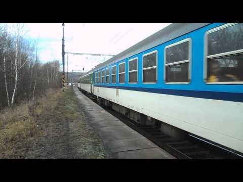 Příjezd vlaku Os 6813 (ČD 162.020) - Želenice nad Bílinou, 2. 1. 2013