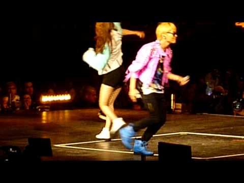 SM Town NYC - f(x) Krystal SHINee Key My First Kiss