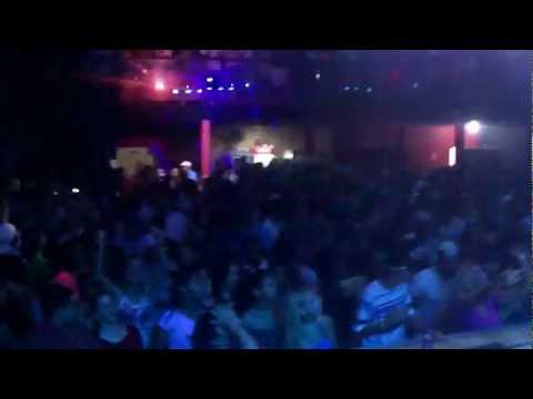 MC NEGO BLUE NO TERRAÇO FESTAS