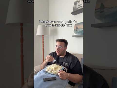 CUANDO INTENTAS VER UNA PELÍCULA CON LA LUZ DEL DÍA 😂🤦🏻‍♂️ #humor #comedia