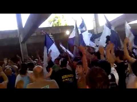 "Ya llega el domingoâ™« - La banda cervecera." Barra: Indios Kilmes &bull; Club: Quilmes