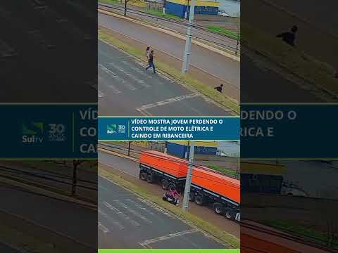 Vídeo mostra jovem perdendo o controle de moto elétrica e caindo em ribanceira
