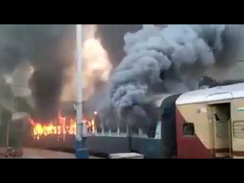 ट्रेन की बोगी को आग के हवाले कर दिया…ये कैसा आन्दोलन?
