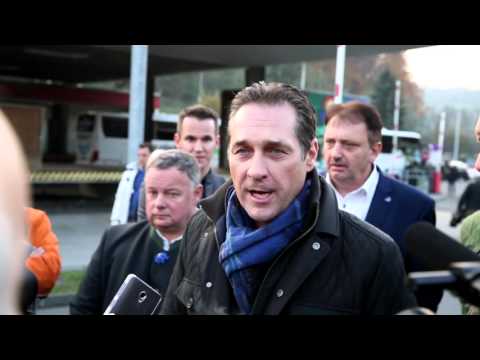 FPÖ-Strache in Spielfeld
